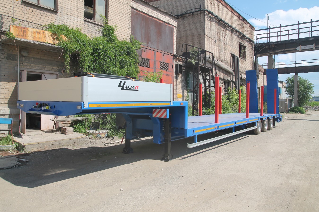 Низкорамный полуприцеп-тяжеловоз  чмзап 99064 по спецификации 042-02 ву5 пп4(100-01)