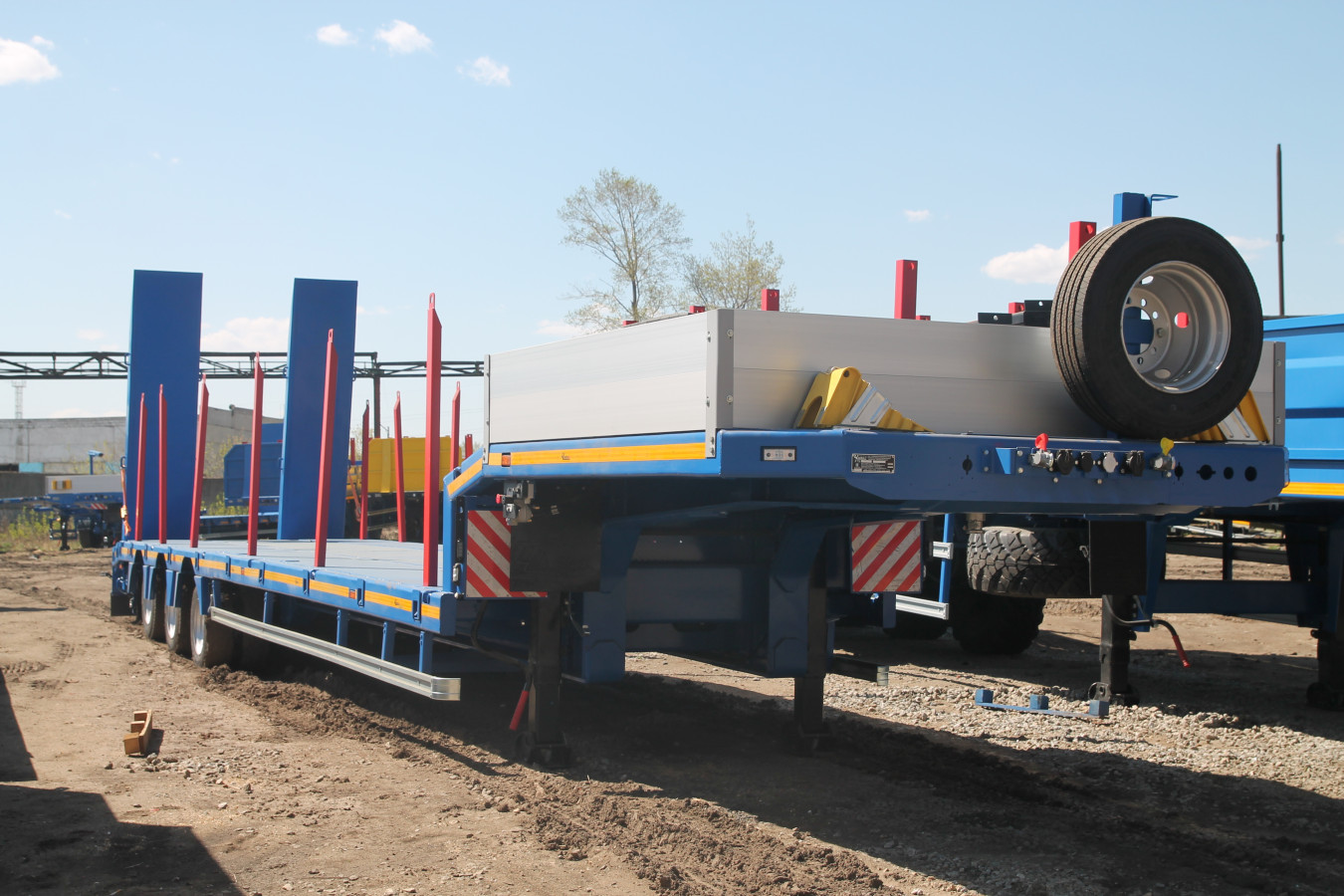 Низкорамный полуприцеп-тяжеловоз чмзап 99064 по спецификации 100-01