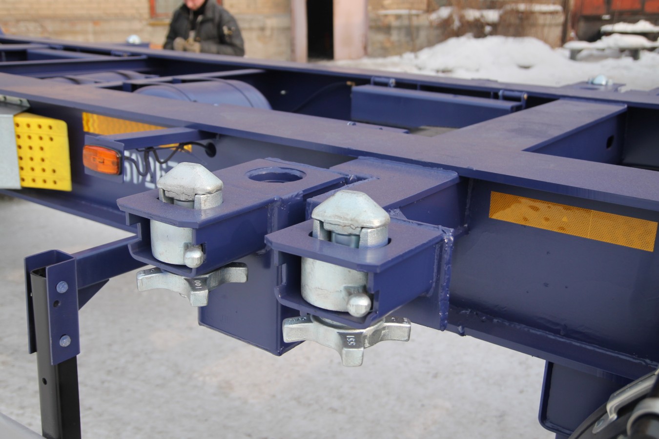 Полуприцеп для перевозки контейнеров 40 футовых по спецификации 053 pw чмзап 9911