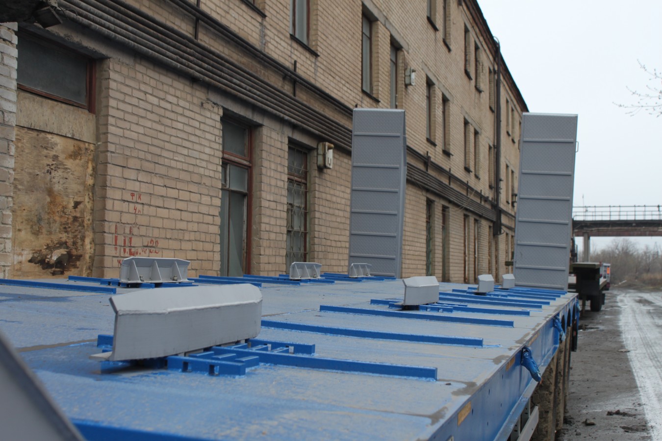 Полуприцеп-тяжеловоз чмзап 9990 по спецификации 072 м