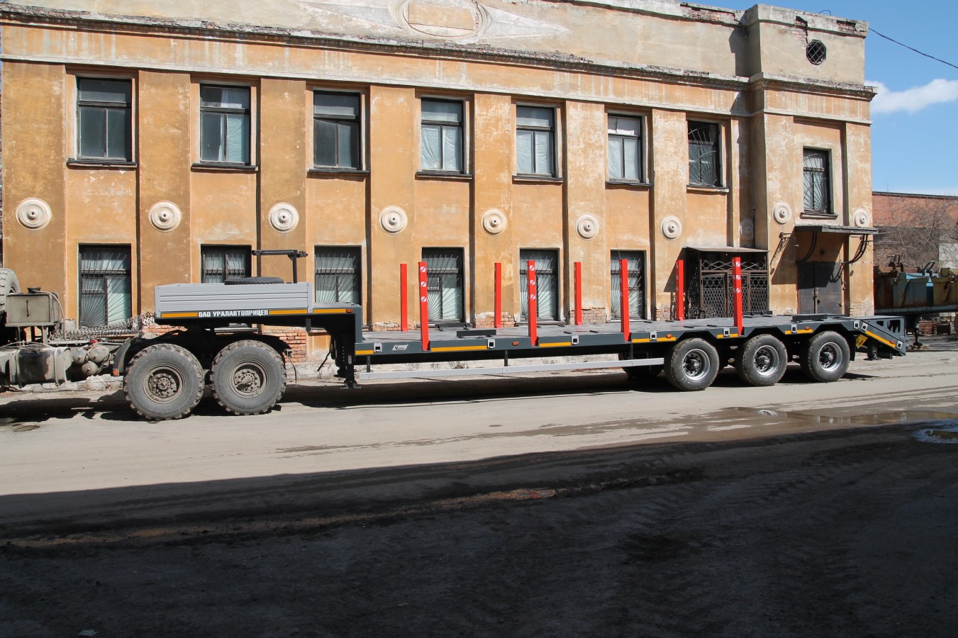 Полуприцеп-тяжеловоз автомобильный чмзап 99064 по спецификации 081 ккт11