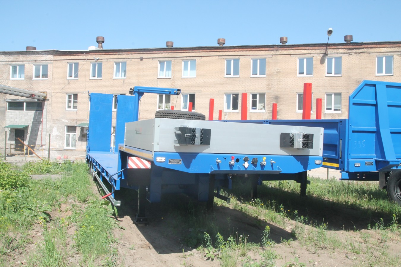 Низкорамный полуприцеп-тяжеловоз  чмзап 99064 по спецификации 052 гт пп4