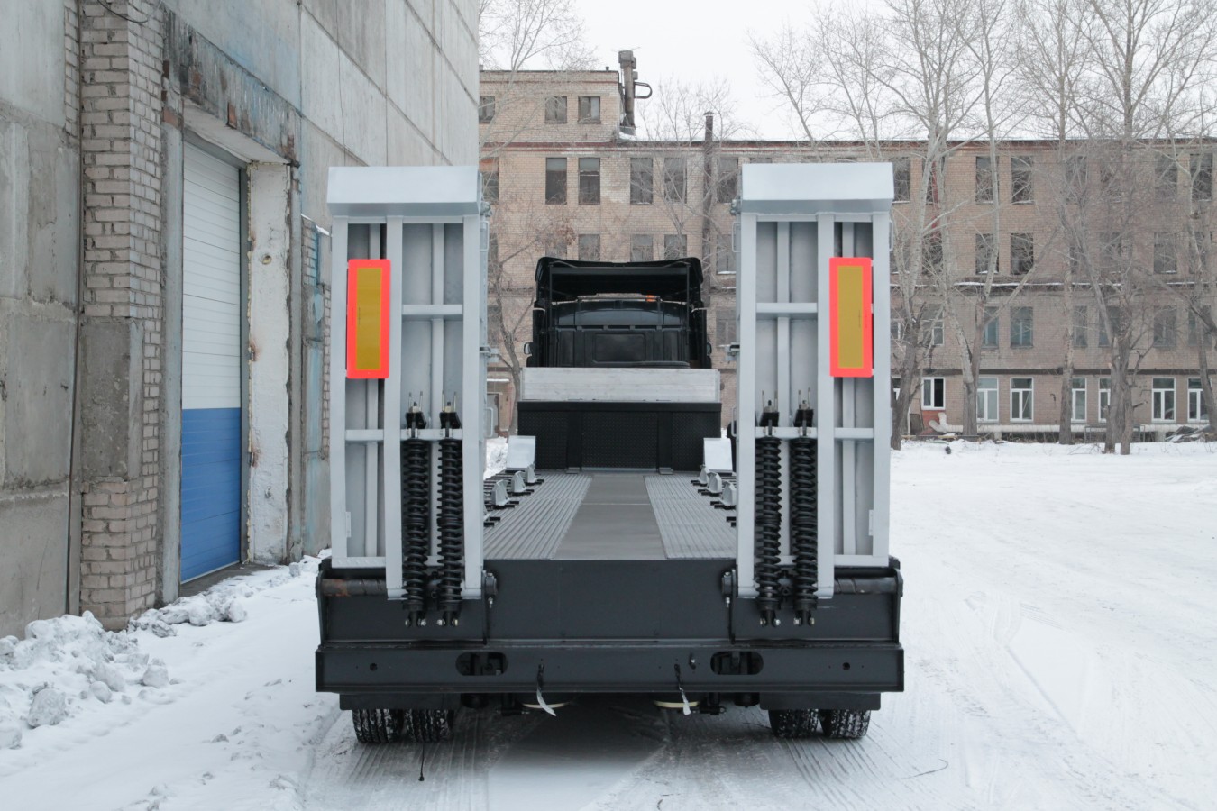 Низкорамный полуприцеп-тяжеловоз чмзап 99905 по спецификации 020