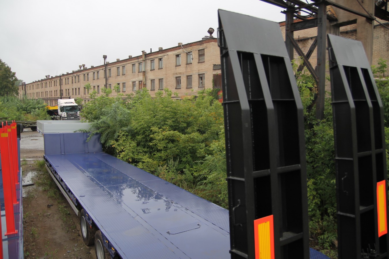 Низкорамный полуприцеп-тяжеловоз чмзап 99064 по спецификации 042-02 pw