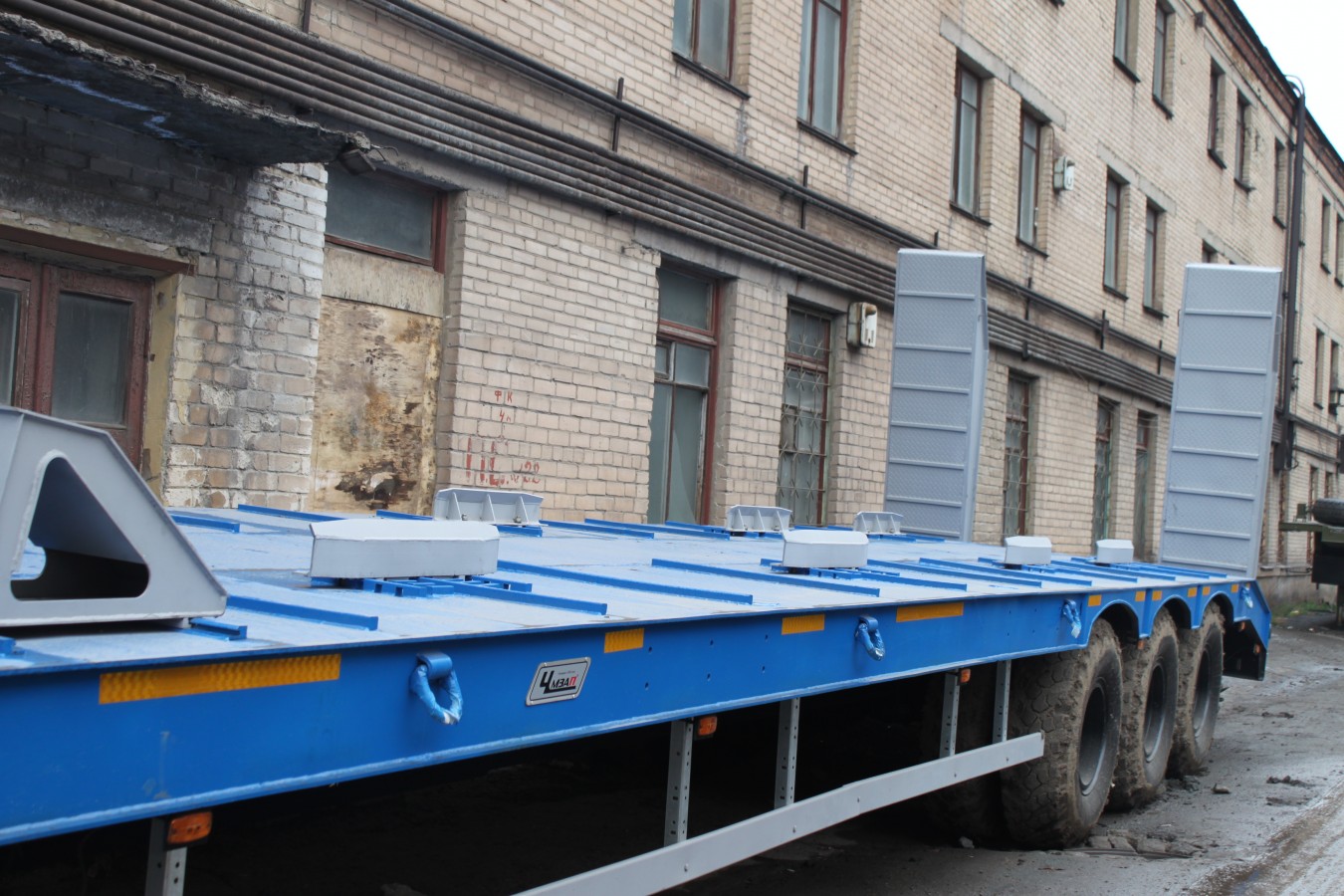 Полуприцеп-тяжеловоз чмзап 9990 по спецификации 072 м